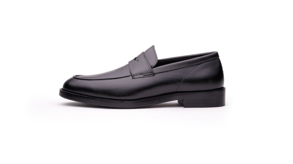 Side profile of QUIVE London Bending black leather penny loafers