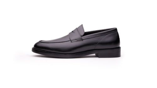 Side profile of QUIVE London Bending black leather penny loafers
