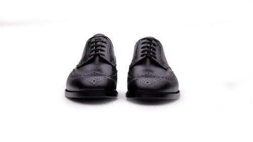 Front view of QUIVE London Kensington men's black leather wingtip Derby shoes