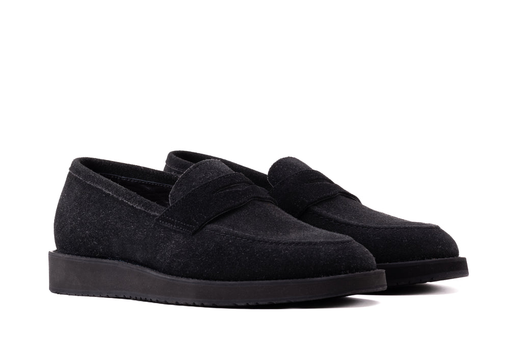 QUIVE London Cambridge men's black suede loafers angled view